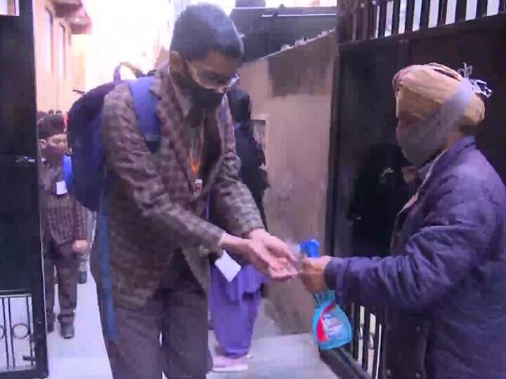 इस दौरान कोविड प्रोटोकॉल का पालन करते हुए छात्र और शिक्षक मास्क पहनकर पहुंचे. इसके साथ ही छात्रों का स्कूलों के एंट्री गेट पर थर्मल स्क्रीनिंग की गई. वहीं क्लास के अंदर भी 6 फीट की दूरी के नियम का पालन किया गया.