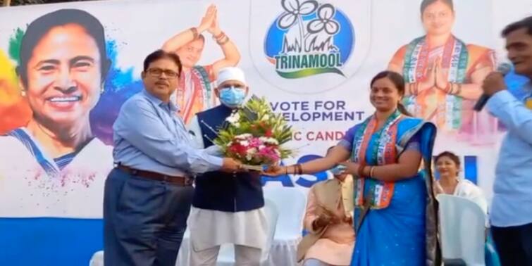 Municipal Election West Midnapur Kharagpur BJP shakti pramukh and 100 supporters join TMC West Midnapur News: পুরভোটের প্রচার চলাকালেই বিজেপিতে ভাঙন, খড়্গপুরে তৃণমূলে শক্তি প্রমুখ সহ ১০০ সমর্থক