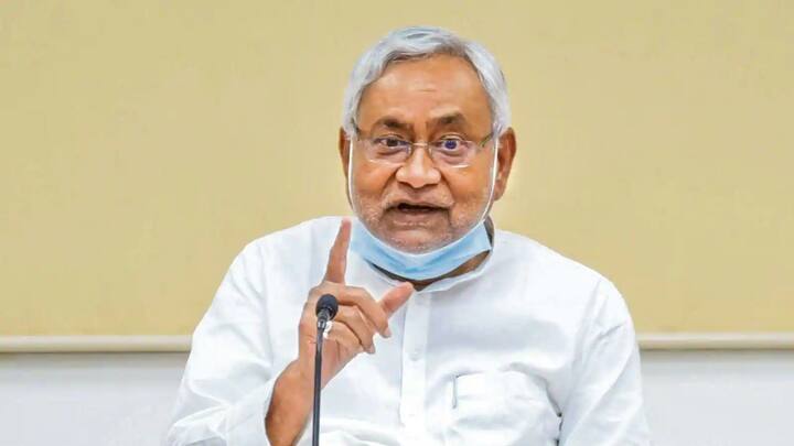 बिहार के सीएम नीतीश कुमार ने भी ट्वीट किया और लिखा कि  मैंने केस नहीं किया है. शिवानंद तिवारी की ओर इशारा करते हुए मुख्‍यमंत्री नीतीश कुमार ने कहा कि एक आदमी, जो आजकल लालू के साथ हैं, उन्हीं से पूछिए. आज लालू के साथ रहने वाले कई लोगों ने हीं मुकदमा किया और कराया था.