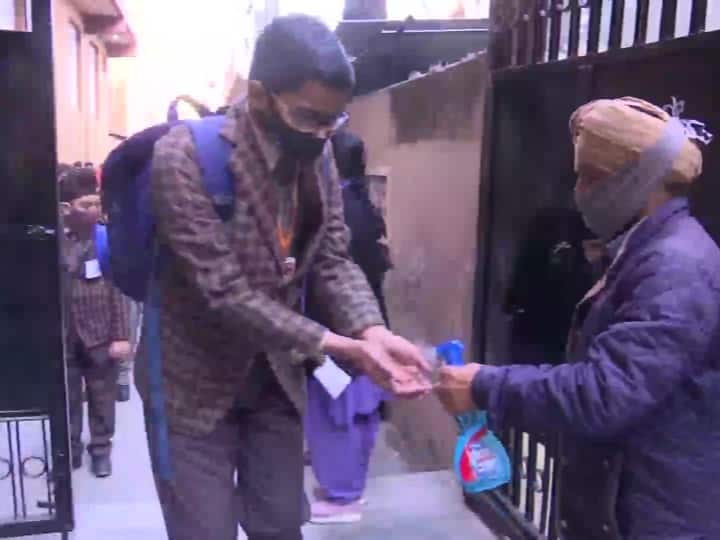 कश्मीर और जम्मू क्षेत्र के शीत जोन के स्कूल सर्दी की दो महीने लंबी छुट्टी के बाद अगले हफ्ते से खुलेंगे. जम्मू-कश्मीर प्रशासन ने विश्वविद्यालयों, कॉलेजों, पॉलिटेक्निक, आईटीआई और विद्यालयों में (कक्षा नौ से कक्षा 12 तक) ऑफलाइन पढ़ाई की अनुमति दी थी. इसके बाद 14 फरवरी को ज्यादा हायर और हायर सेकेंडरी स्कूल खुल गए.