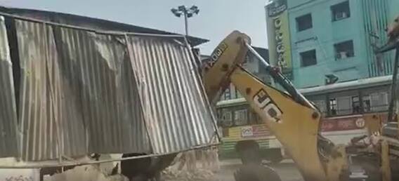 Tension in Amalapuram: జేసీబీలతో పలు వ్యాపార దుకాణాలను కూల్చేసిన అధికారులు | ABP Desam