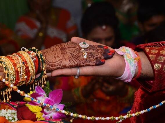 Angry Bride Video: పెళ్లిలో వధువు లొల్లి, అన్నీ గాల్లోకి విసిరేస్తూ వరుడితో ఫైట్, వీడియో వైరల్ Angry Bride Video: పెళ్లిలో వధువు లొల్లి, అన్నీ గాల్లోకి విసిరేస్తూ వరుడితో ఫైట్, వీడియో వైరల్