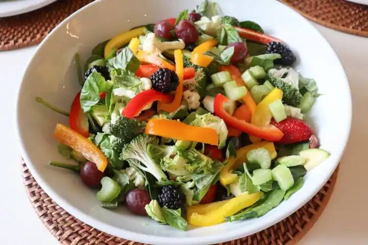 health tips for weight loss salad diet how to make mix vegetable boil salad at home उकडलेले सॅलड खाल्ल्याने वजन झपाट्याने कमी होईल, शरीरालाही मिळतील अनेक फायदे