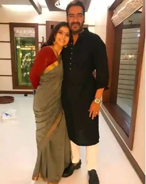 इस फोटो में ये खूबसूरत कपल अपने घर के अंदर रोमांटिक पोज़ देते दिख रहे हैं.