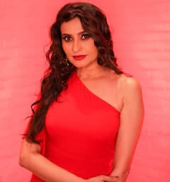 टीवी पर सास के रोल में सिर पर पल्लू लिए सीधी-साधी दिखती हैं ये अभिनेत्रियां, असल जिंदगी में हैं बेहद ग्लैमरस