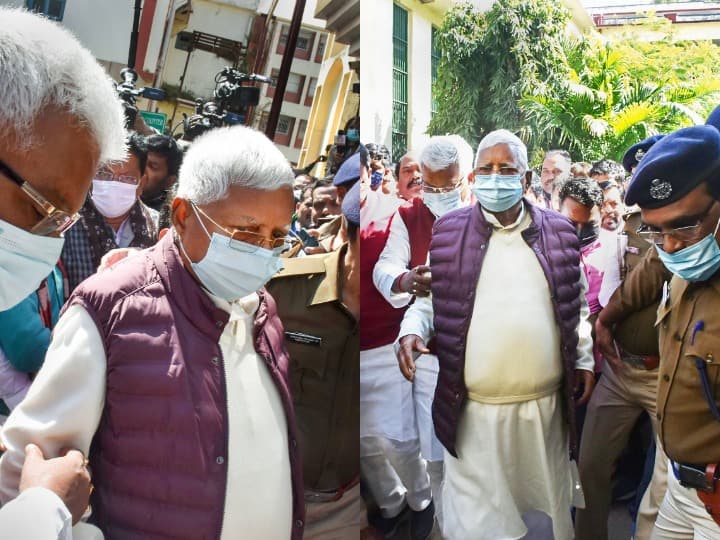 Fodder Scam : RJD सुप्रीमो लालू प्रसाद यादव (Lalu Prasad Yadav) को चारा घोटाले (Fodder Scam) केस सजा सुना दी गई है. बता दें कि सीबीआई कोर्ट (CBI Court) ने लालू प्रसाद को 5 साल सजा सुनाई है और इसके साथ लालू यादव पर 60 लाख रुपये का जुर्माना भी लगाया है. लालू प्रसाद समेत 38 अन्य आरोपियों को 15 फरवरी को दोषी करार दिया गया था. लालू यादव इस वक्त रांची रिम्स में इलाजरत हैं.