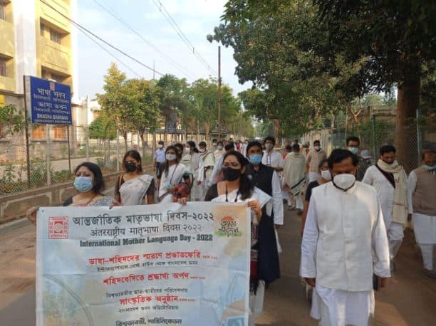 রাস্তা জুড়ে আঁকা হয়েছে আলপনাও। সেখানে শ্রদ্ধা জানানো হয় ভাষা আন্দোলনের শহিদদের।