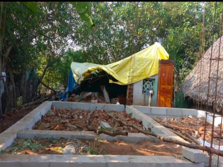 A man dies due to building wall collapse at Nagapattinam நாகையில் கூரைவீட்டின் சுவர் இடிந்து விழுந்ததில் தந்தை உயிரிழப்பு