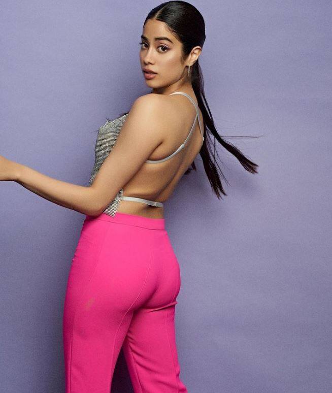 જાન્હવી કપૂર પોતાની ફિટનેસને લઈને ખૂબ જ સજાગ છે. જાન્હવી કપૂરે ફિલ્મ ધડકથી બોલીવૂડમાં એન્ટ્રી કરી હતી.