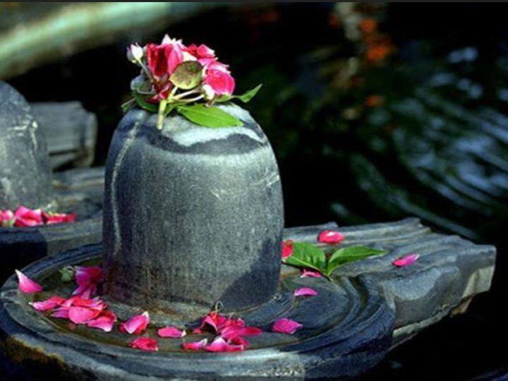 देसी घी- मान्यता के अनुसार शिवलिंग पर देसी घी अर्पित कर अभिषेक करने से व्यक्ति बलवान होता है.