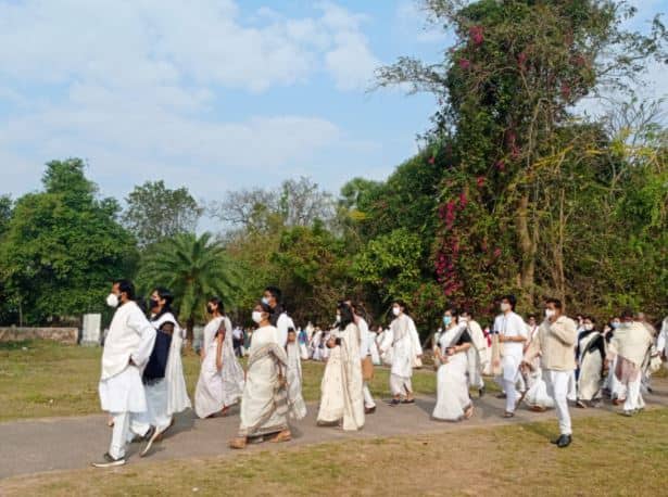 তাতে কয়েক জনের প্রাণহানি হয়। সেই আন্দোলনের স্মরণেই ২১ ফেব্রুয়ারি দিনটি আন্তর্জাতিক ভাষা দিবস হিসেবে গোটা বিশ্বে স্বীকৃত। প্রতিবছর শান্তিনিকেতনে এই দিনটিকে বিশেষ ভাবে পালন করা হয়। (আবির ইসলাম))