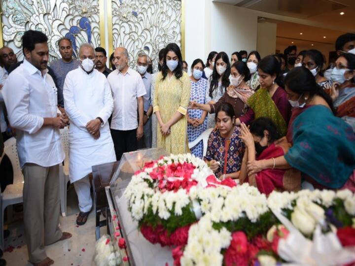 Hyderabad AP CM Jagan pays tribute to minister Mekapati Goutham reddy Mekapati Goutham Reddy: మేకపాటి గౌతమ్ రెడ్డి భౌతిక కాయానికి నివాళులర్పించిన సీఎం జగన్