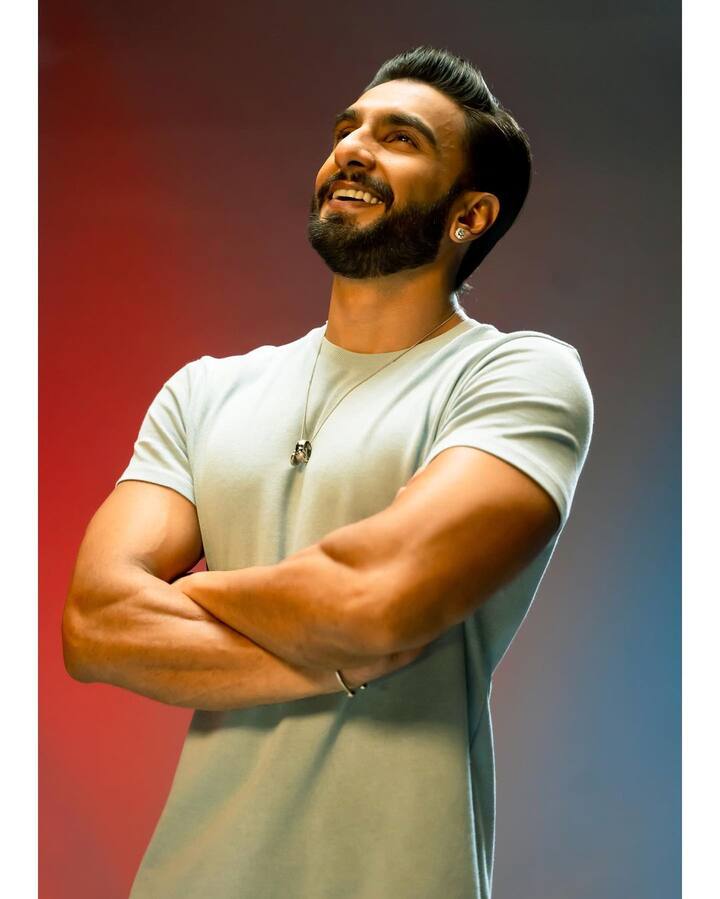 या दोघांच्या केमिस्ट्रीला प्रेक्षकांची नेहमी पसंती मिळते. रणवीरनं नुकतीच एक पोस्ट शेअर केली आहे. या पोस्टमध्ये त्यानं दीपिका नाही तर या गोष्टीला ' जिंदगी' म्हटलं आहे. (photo:ranveersingh/ig)