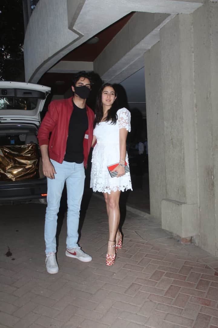 सारा अली खान इस दौरान बेहद ही खूबसूरत अंदाज में दिखीं. व्हाइट कलर की शॉर्ट ड्रेस में सारा बेहद स्टाइलिश लग रही थीं तो वहीं इब्राहिम भी स्मार्ट कैजुअल लुक में नजर आए.