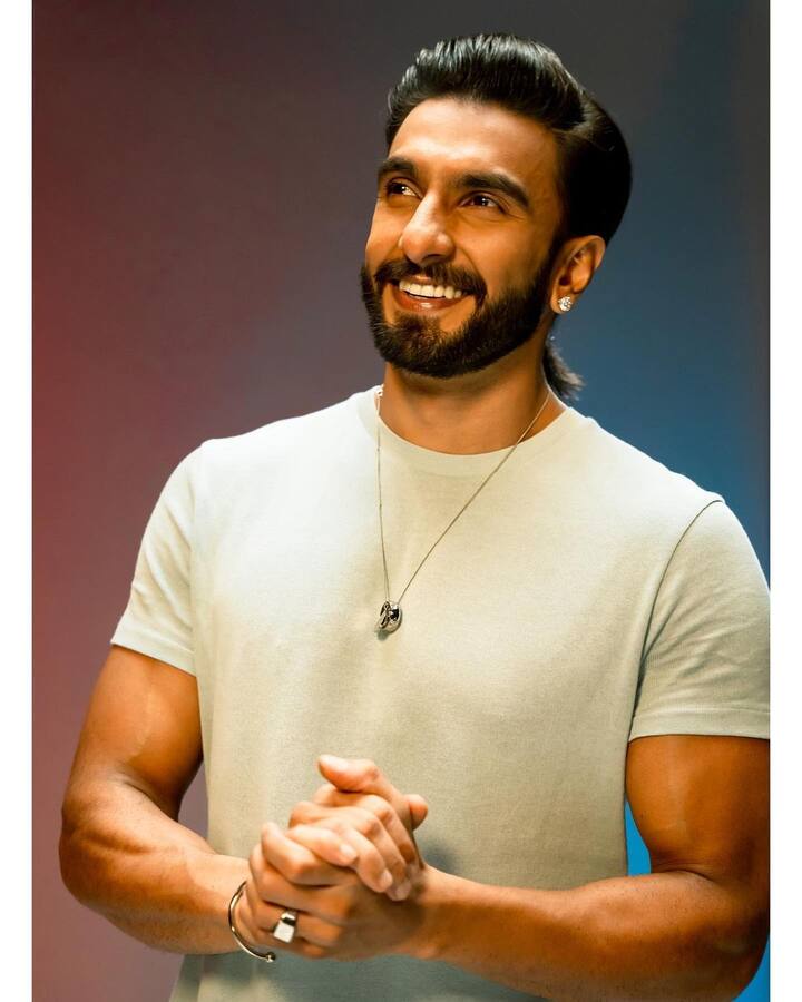 या खेळातील काही फोटो आणि व्हिडीओ व्हायरल होत आहेत. रणवीर काही कलाकारांसोबत बास्केटबॉल कोर्टमध्ये जाताना दिसत आहे. (photo:ranveersingh/ig)