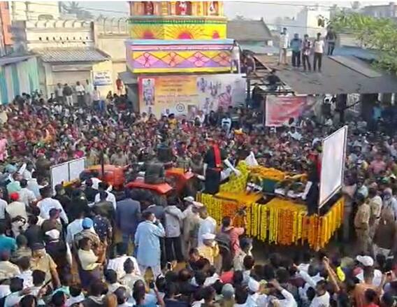 वीर जवान तुझे सलाम! फुलांचा सडा, रांगोळ्या अन् अश्रूचा बांध!