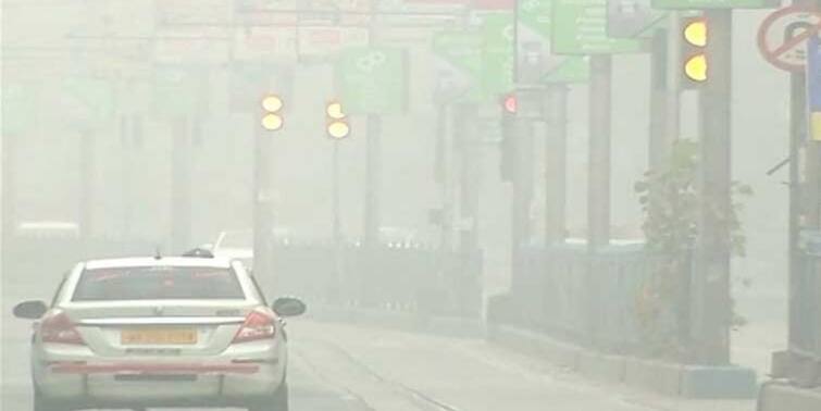 Dense fog engulfed Calcutta Airport visibility significantly down in Kolkata and WB districts Dense Fog in Kolkata: ঘন কুয়াশায় মোড়া চারিদিক, আলো জ্বালিয়ে রাস্তায় গাড়ি, বিঘ্নিত উড়ান পরিষেবাও