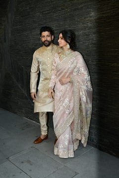 शादी के बाद पहली बार मिसेज अख्तर के हुए दीदार, एक दूसरे की निगाहों में डूबे नज़र आए शिबानी और फरहान