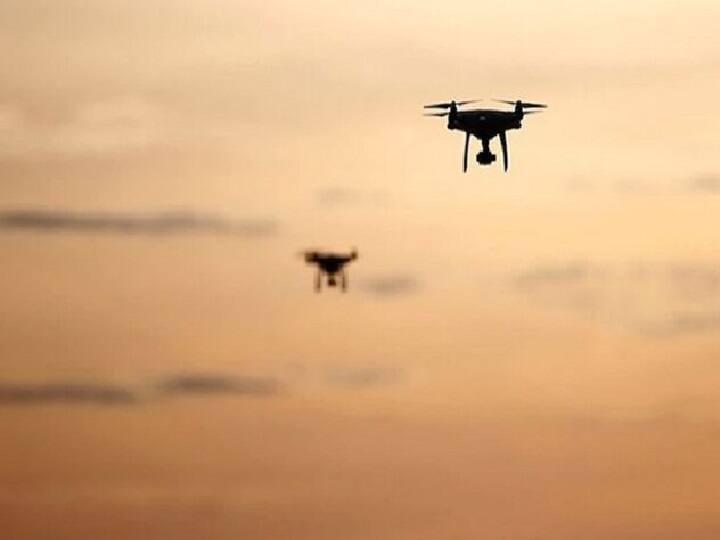 इसके साथ ही ड्रोन की मदद से फसलों में लगने वाली बीमारी की जानकारी ड्रोन की मदद से मिलेगी. इसके द्वारा लिए गए फोटो से किसान एक्सपर्ट्स की मदद ले सकते हैं. लिए गए फोटों से बीमारी करा पता लगाकर जल्द से जल्द उसका इलाज किया जा सकता है.