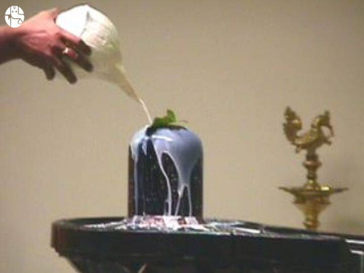 चीनी- शिवलिंग पर चीनी अर्पित करने से घर में कभी यश, वैभव और कीर्ति की कमी नहीं रहती.