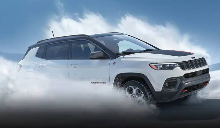 Jeep Compass Trailhawk: फेसलिफ़्टेड Jeep Compass को भारत में पिछले साल फरवरी में लॉन्च किया गया था, लेकिन इसके साथ अपडेटेड Compass Trailhawk को लॉन्च नहीं किया गया था. बाद वाले के इस साल मार्च में हमारे बाजार में लॉन्च होने की उम्मीद है, और टेस्ट मॉडल पहले ही कई बार देखा जा चुका है, जो हमें डिजाइन में बदलाव दिखाते हैं.