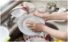 बर्तन धोते समय इन बातों का रखें ध्यान, नहीं होगी दिक्कत