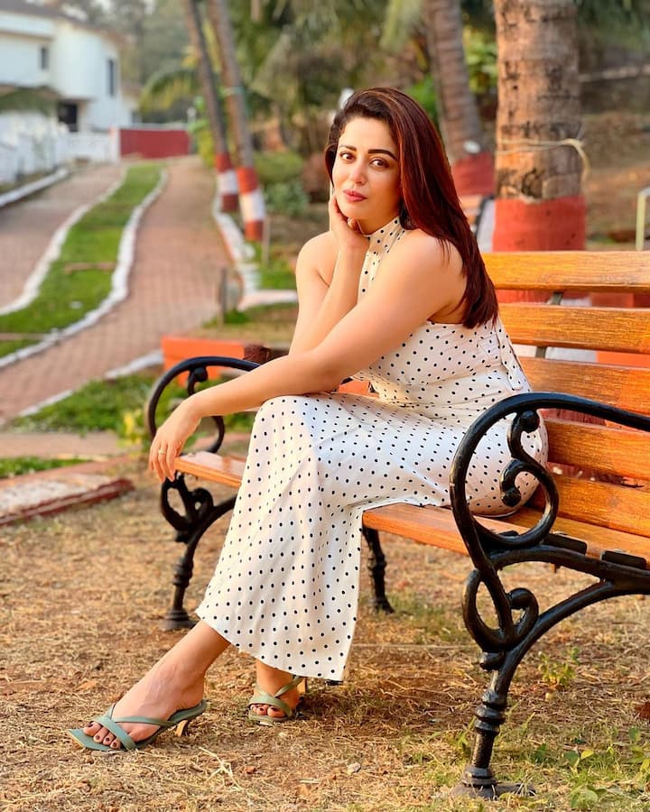 नेहा तिच्या बेधडक वक्तव्यांमुळेही कायम चर्चेत असते. पोलका डॉट ड्रेस मधले तिचे हे फोटो सध्या व्हायरल होतायत. (फोटो : nehhapendse/ig)