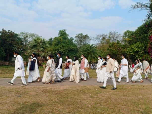 ১৯৪৭ সালে দেশভাগের ঢের আগেই ভাষার অধিকারে হস্তক্ষেপ নিয়ে উদ্বেগ দেখা দিয়েছিল। কিন্তু তৎকালীন পূর্ব এবং পস্চিম পাকিস্তান গঠিত হওয়ার পর সেই উদ্বেগ বাস্তব হয়ে ধরা দেয়।