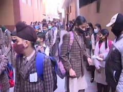 Jammu-Kashmir School Reopen: जम्मू में कोरोना महामारी के शुरू होने के बाद पहली बार इस तरह स्कूल पहुंचे छात्र, देखें तस्वीरें