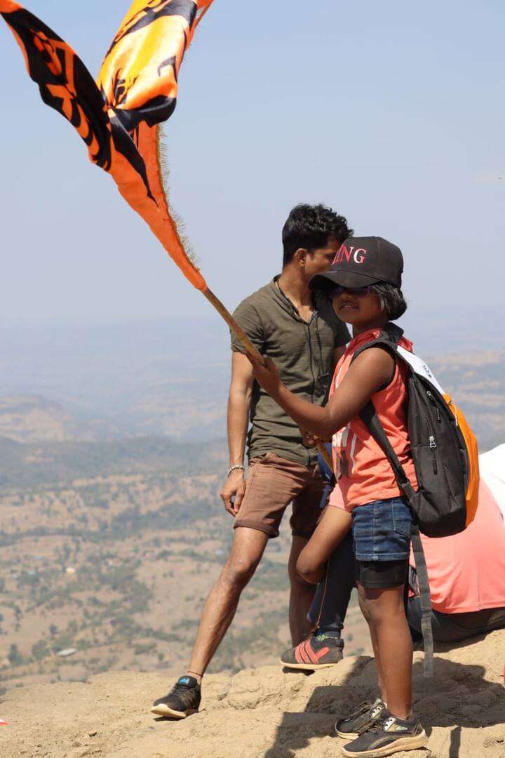 स्वराने सायं 6 वाजून 1 मिनिटांनी शिखर सर करण्यासाठी सुरूवात केली.  7 वाजून 57 मिनिटांनी हे  शिखर सर केले.