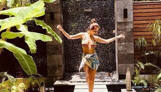 ટૂ પીસ પહેરીને બૉલીવુડ એક્ટ્રેસે શૉવર લેતા આપ્યા હૉટ પૉઝ, ગ્લેમરસ અદાઓ પર ફેન્સ ફિદા