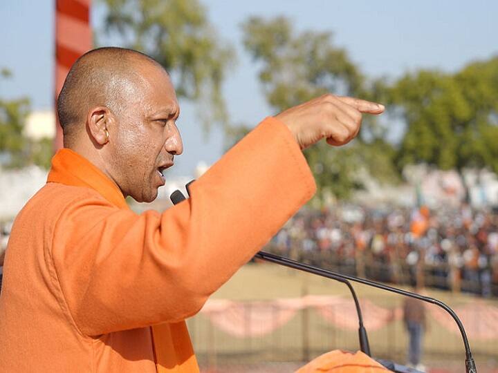 UP Election 2022 Yogi adityanath slams Akhilesh Yadav on alleged relation with father of the accused in Ahmedabad blast case UP Election 2022: सपा पर आतंकी के परिवार संग रिश्ते का आरोप, सीएम योगी आदित्यनाथ ने कहा- 'अखिलेश को नाक रगड़ कर...'