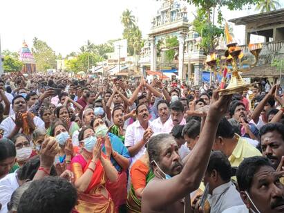 Durga Stalin started the Thiruvenkadu temple chariot with a rope திருவெண்காடு திருத்தேரோட்ட விழா - துர்கா ஸ்டாலின் வடம்பிடித்து இழுத்து துவக்கி வைத்தார்