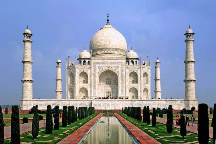 UP News Toursists arrived in Large number to visit Taj Mahal as the got the free Entry UP News: बड़ी संख्या में ताज का दीदार करने पहुंचे सैलानी, उर्स के मौके पर मिल रही है फ्री एंट्री