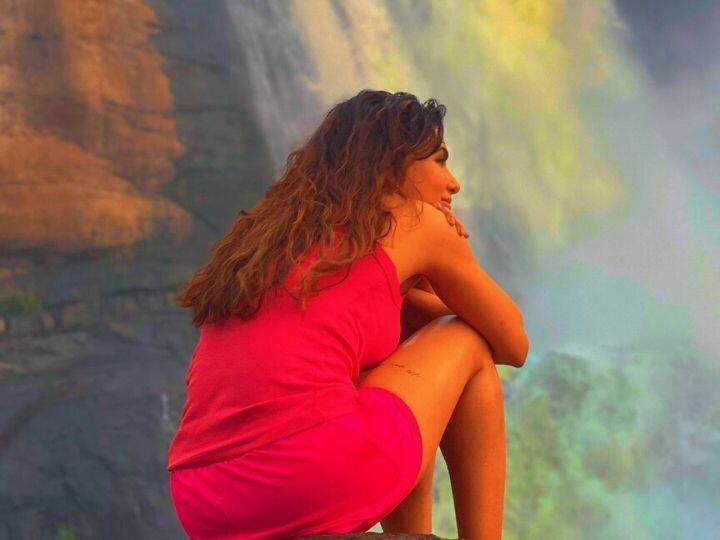 समंथा रूथ प्रभू अभिनयासोबतच तिच्या फिरण्याच्या आवडीमुळे देखील नेहमी चर्चेत असते. नागा चैतन्यशी घटस्फोटानंतर आता अभिनेत्री स्वतःला भरपूर वेळ देत आहे.