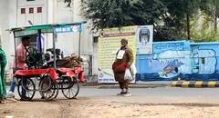 ये है मध्य प्रदेश का डिजिटल भिखारी, गले में बारकोड लटकाए सड़कों पर भीख मांगता है ये शख्स, देखने वाले हैरत में