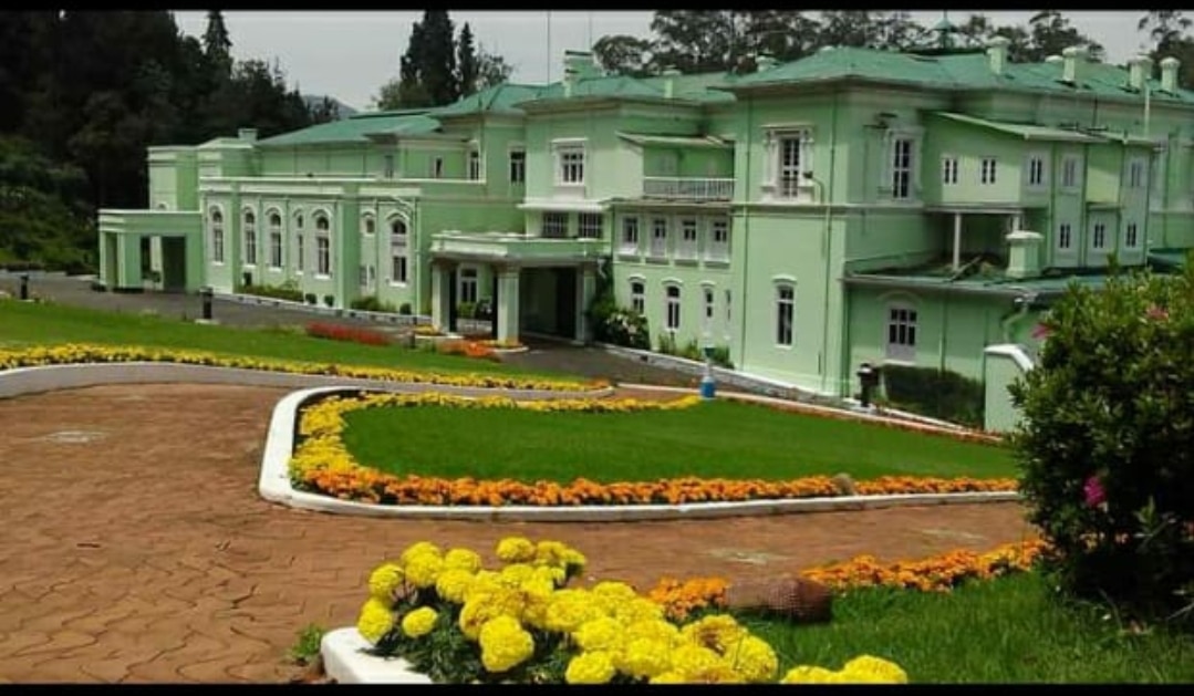 Ooty Raj Bhavan :  ’ஆளுநர் ஆர்.என் ரவி இல்லத் திருமண விழா’ நிறம் மாறிய ராஜ்பவன்.. ! மக்கள் அதிருப்தி..