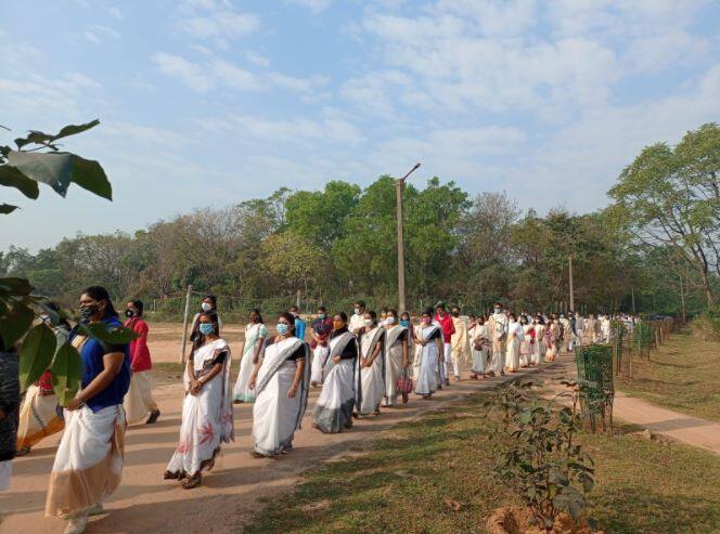 বিশ্বভারতীর আধিকারিক, অধ্যাপক, অধ্যাপিকারাও সামিল হন ওই পদযাত্রায়। বাংলাদেশ ভবনে এসে শেষ হয় বৈতালিক।
