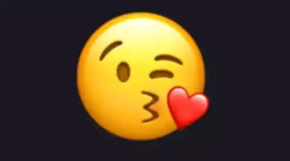 Face blowing a kiss: हा इमोजी प्रेम आणि स्नेहाची भावना व्यक्त करण्यासाठी वापरण्यात येतो.