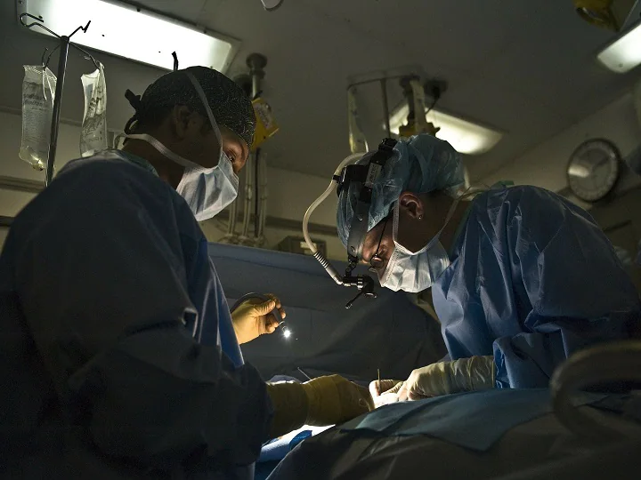 American woman undergoes surgery at Delhi hospital ਅਮਰੀਕੀ ਮਹਿਲਾ ਦੀ ਦਿੱਲੀ ਦੇ ਹਸਪਤਾਲ 'ਚ ਸਰਜਰੀ, ਡਾਕਟਰਾਂ ਨੇ ਸਰੀਰ 'ਚੋਂ ਕੱਢੇ ਤਿੰਨ ਜ਼ਿੰਦਾ ਕੀੜੇ
