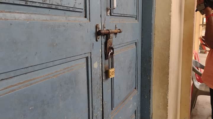 இதனால் பூட்டு திறக்க முடியாமல், வாக்கு பதிவு இயந்திரங்களை எடுக்க முடியவில்லை