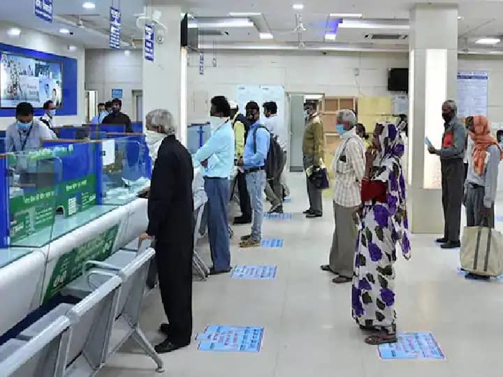 अनजाने में हम कभी-कभी ऐसी गलती कर देते हैं जिसका असर हमारे सिबिल स्कोर (Cibil Score) पर पड़ता है. सभी के पास आजकल बैंक अकाउंट्स (Bank Account) होते ही हैं. कई बार हम एक से ज्यादा बैंक अकाउंट्स खोल लेते हैं और जिसे यूज नहीं कर रहे उसे बंद करना भूल जाते हैं.