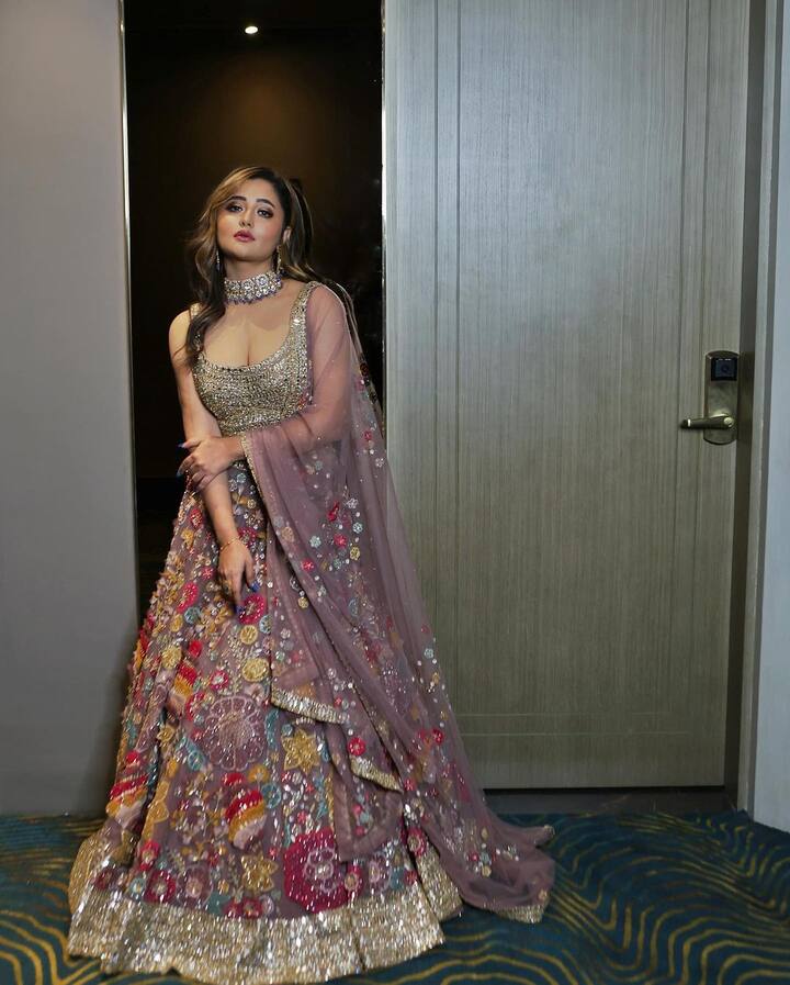 सध्या रश्मी तिच्या नव्या फोटोशूटमुळे चर्चेत आली आहे. (PHOTO:imrashamidesai/ig)
