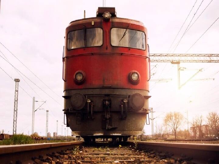 Kavach Technology will be installed in train of this route to protect train from collision आपका ट्रेन का सफर होगा ज्यादा सुरक्षित! रेलवे इन रूट्स की ट्रेनों में लगाएगा कवच सुरक्षा सिस्टम