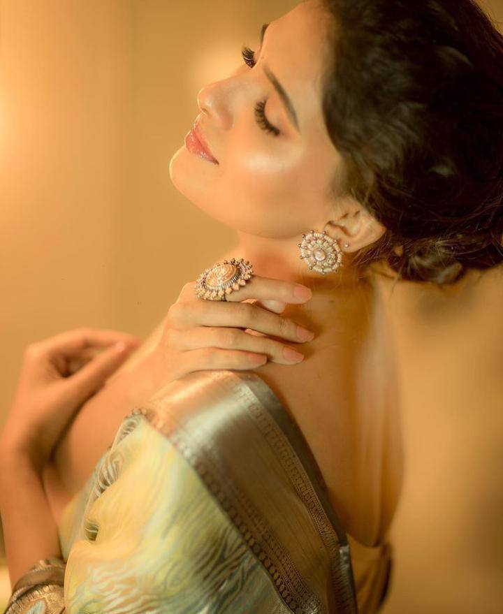 உன் எலுமிச்சம் பழ நிற இடுப்புல கெறங்கி போனேன்டி