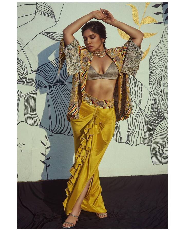 Bhumi went for bronze smoky eyes, defined brows and nude lips for the glitz. She Wore her hair in a sloppy braid with a few strands pulled out to get the unkempt look.