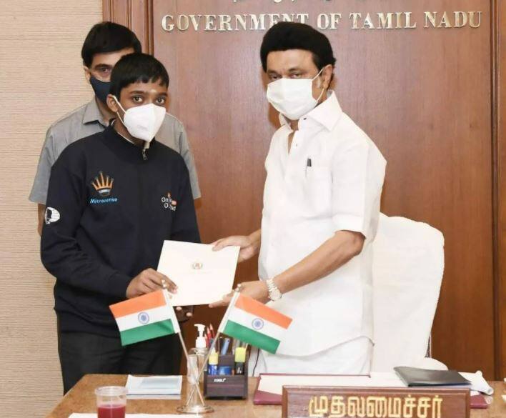 Stalin congratulates chess champion Praggnanandhaa on defeating Carlsen CM Stalin Congratulates Chess Champion:  செஸ்ஸில் உலகை திரும்பி பார்க்க வைத்த ப்ரக்ஞானந்தா.. நேரில் அழைத்து பாராட்டிய முதல்வர்..!