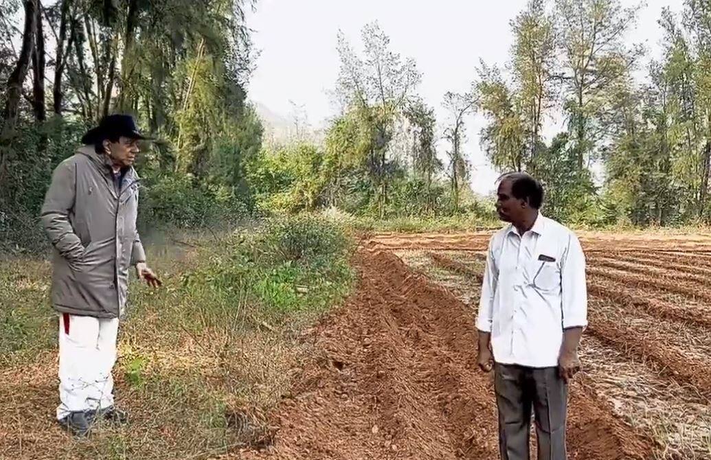 Dharmendra sowed potatoes, people shared a picture of Hema Malini and asked this question ਧਰਮਿੰਦਰ ਨੇ ਬੀਜੇ ਆਲੂ ਤਾਂ ਲੋਕਾਂ ਨੇ ਹੇਮਾ ਮਾਲਿਨੀ ਦੀ ਤਸਵੀਰ ਸਾਂਝੀ ਕਰ ਪੁੱਛਿਆ ਇਹ ਸਵਾਲ