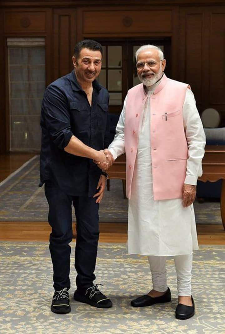 फिल्म अभिनेता सनी देओल भी राजनीति में उतर चुके हैं. वह पंजाब में गुरदासपुर सीट से बीजेपी के लोकसभा सांसद हैं. सनी समेत परिवार में कुल छह भाई बहन हैं. इनमें से 2 सौतेली बहन हैं. सनी के भाई बहनों में सिर्फ वही पॉलिटिक्स में हैं.