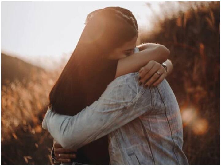 गले लगने से सिर्फ प्यार ही नहीं बढ़ता, बल्कि शरीर को मिलते हैं कई स्वास्थ्य लाभ